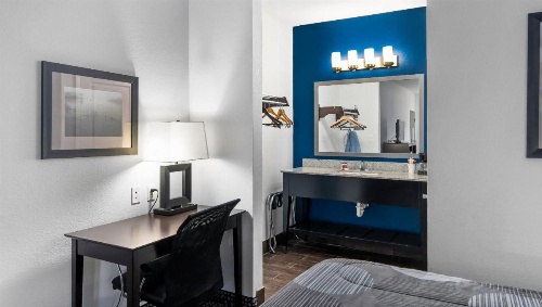 Belmont Inn and Suites image 5